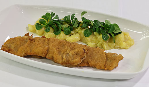 WIENER BACKFLEISCH in der Bröselpanade knusprig gebackenes Beiried vom Rind, Senf, Meerrettich, Kartoffel-Vogerlsalat