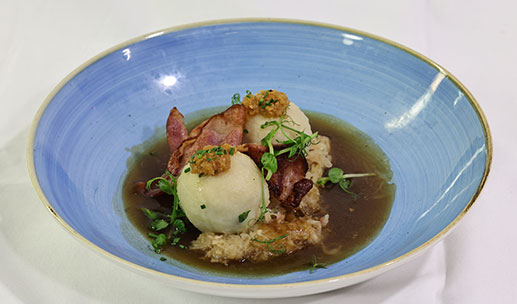 GRAMMELKNÖDL kross gebratener Grillspeck, auf Sauerkraut