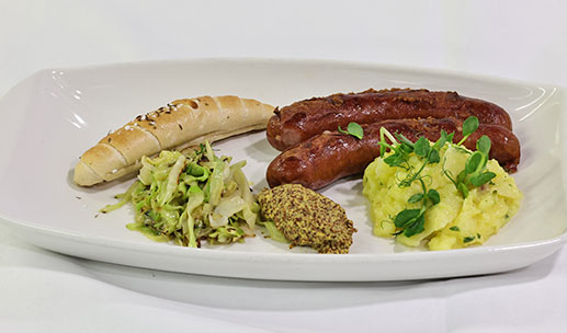 KÄSEKRAINER BRATWÜRSTL grobkörniger Senf, gerösteter Spitzkohlsalat, Lieblingssalzstanger